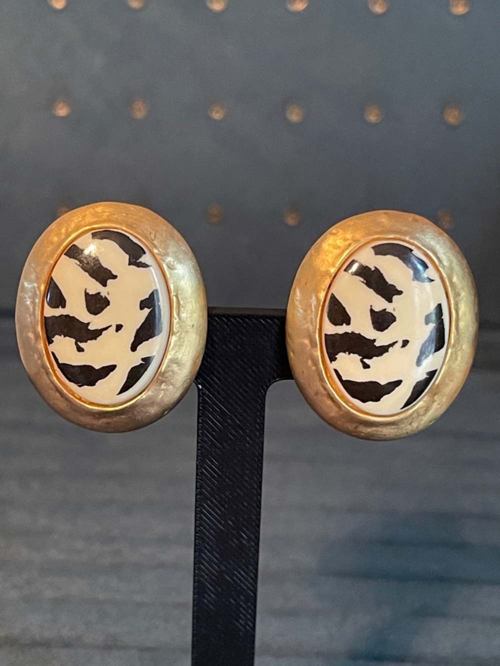 Vintage Hammered Gold Tone Framed Oval Animal Print Clip-on Earrings